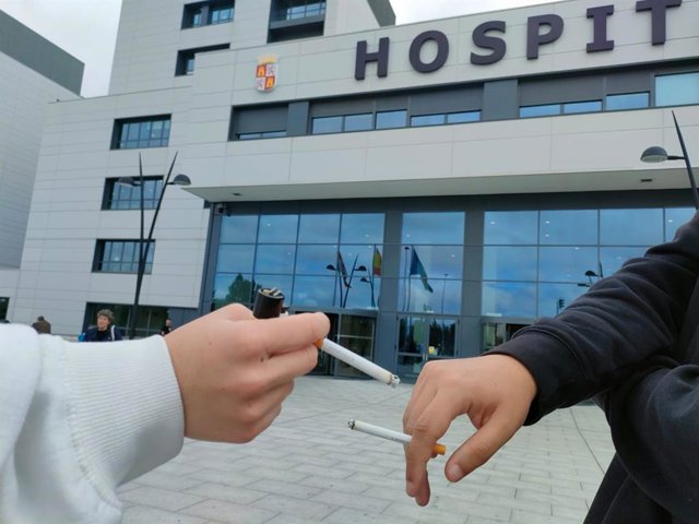 Fumadores a las puertas del hospital de Salamanca.