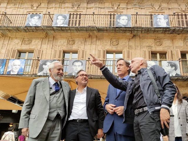 El artista Florencio Maíllo, primero por la derecha, muestra su obra al alcalde de Salamanca, Carlos García Carbayo, segundo, en la Plaza Mayor de Salamanca.