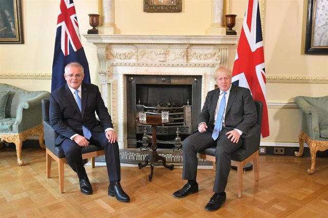 Archivo - Foto del encuentro para rubricar el acuerdo comercial entre los entonces primeros ministros del Reino Unido, Boris Johnson (Der), y de Australia, Scott Morrison (Izq), en 2021.