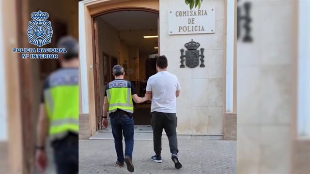 Los agentes conducen al arrestado a la Comisaría de la Policía.