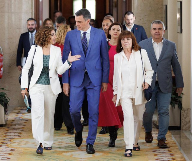 (I-D) La vicesecretaria general del PSOE y ministra de Hacienda, María Jesús Montero; el presidente del Gobierno y secretario general del PSOE, Pedro Sánchez y la presidenta del PSOE y vicepresidenta del Senado, Cristina Narbona, a su llegada a una reunió