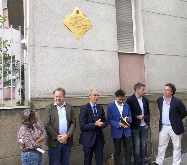 Acto de inauguración de la placa que recuerda al torero Ignacio Sánchez Mejías en la residencia de mayores Goya, donde en los años 30 se ubicaba el hospital de toreros en el que falleció.