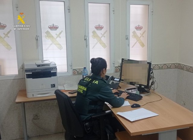 Agente de la Guardia Civil en tareas de investigación