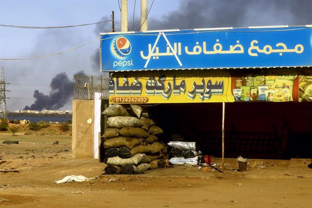 Archivo - Una columna de humo en la capital de Sudán, Jartum, durante los combates entre el Ejército y las paramilitares Fuerzas de Apoyo Rápido (RSF)