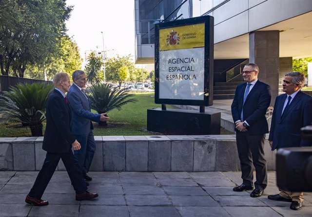 El administrador de la NASA, Bill Nelson (1i), junto al director de la Agencia Espacial Española y coordinador del PERTE Aeroespacial, Miguel Belló (2i), a su llegada a la sede. A 29 de mayo de 2023, en Sevilla 