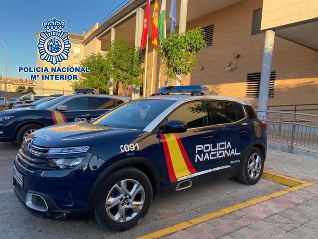 Imagen de recurso de varios coches patrulla junto a la Comisaría de Policía de Dos Hermanas.