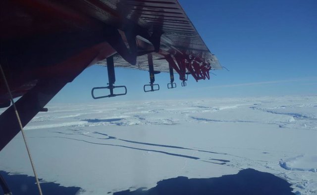 El avión Twin Otter del British Antarctic Survey sobrevuela el glaciar Thwaites con instrumentación adjunta al ala