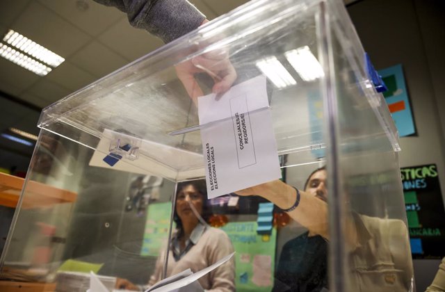 Una persona mete su voto en una urna vota en el Centro de Formación Rodrigo Giorgeta, a 28 de mayo de 2023, en Valencia, Comunidad de Valencia (España). 