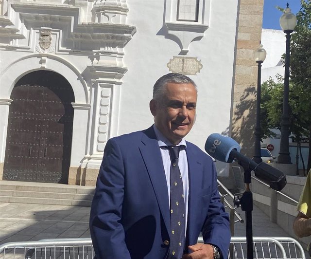 El candidato de Vox a la Presidencia de la Junta de Extremadura, Ángel Pelayo Gordillo, atiende a los medios de comunicación en Mérida