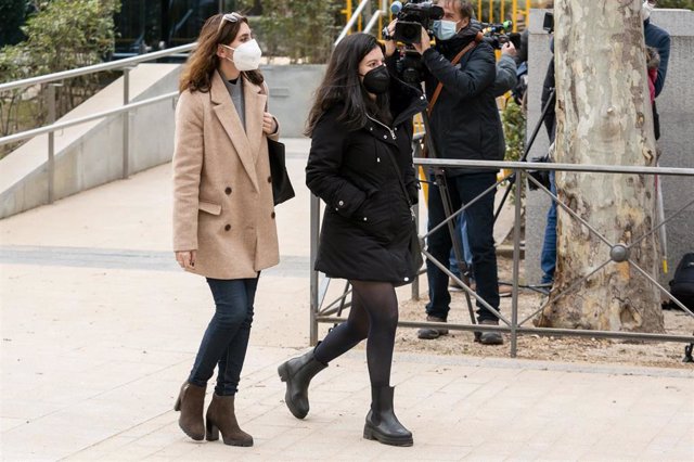 Archivo - La ex asesora de Podemos Dina Bousselham (i) a su llegada para declarar en el caso que investiga el presunto robo de su móvil en el marco del caso Villarejo, en la Audiencia Nacional, a 15 de marzo de 2022, en Madrid (España). Los hechos investi