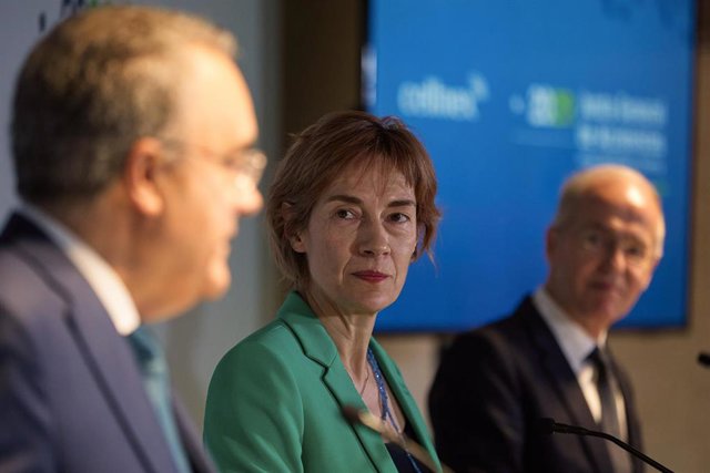 (I-D) El consejero delegado, Tobías Martínez; la presidenta de Cellnex, Anne Bouverot, y el director de Asuntos Corporativos de Cellnex, Toni Brunet, antes de su junta general de accionistas, a 1 de junio de 2023, en Madrid (España).