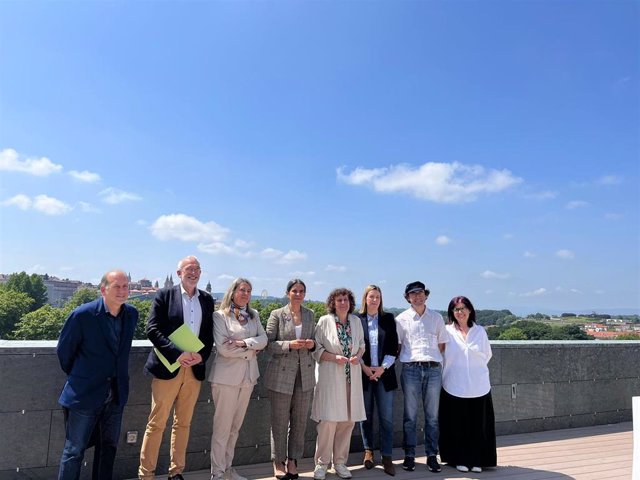 Primera reunión entre el BNG, liderada por Goretti Sanmartín, y el PSdeG, con Mercedes Rosón a la cabeza, para tratar de negociar un gobierno local en Santiago de Compostela.