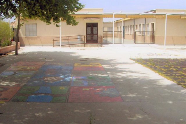 Archivo - Patio en el colegio Cándido Nogales.