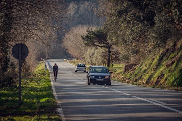 Archivo - Imatge d'arxiu d'un ciclista en una carretera