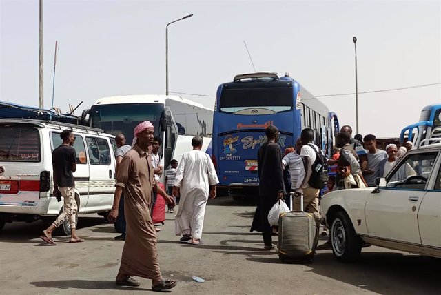 Archivo - Paso fronterizo entre Sudán y Egipto