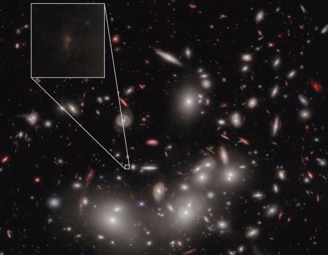 Una imagen proyectada de la galaxia JD1 (recuadro), que se encuentra detrás de un cúmulo de galaxias brillante llamado Abell2744.