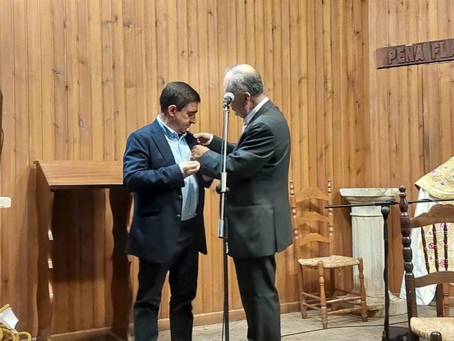 El presidente de la Diputación recibe la insignia de oro de la Peña Flamenca de Jaén