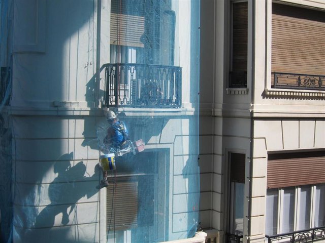 Archivo - Trabajador en altura en Zaragoza.