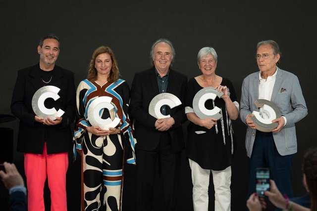 El director del festival Eufònic, Vicent Fibla; la payasa, saxofonista y directora de espectáculos de circo Alba Sarraute; el cantautor Joan Manuel Serrat; la traductora Dolors Udina, al pintor Joan-Pere Viladecans, Premis Nacionals de Cultura de 2023