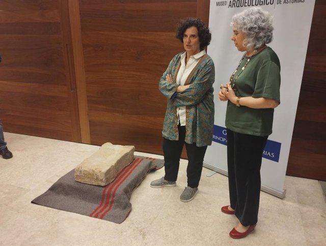 La consejera Berta Piñán y la director del Arqueológico, María Antonio Pedregal.
