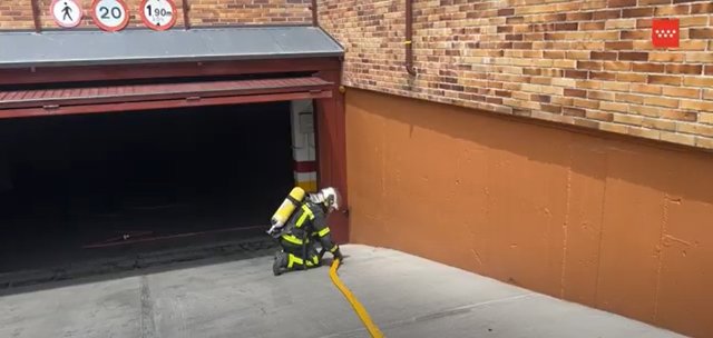 Un bombero interviene en el incendio declarado en el garaje.
