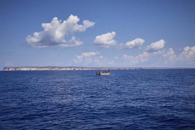 Archivo - Una patera en el mar Mediterráneo