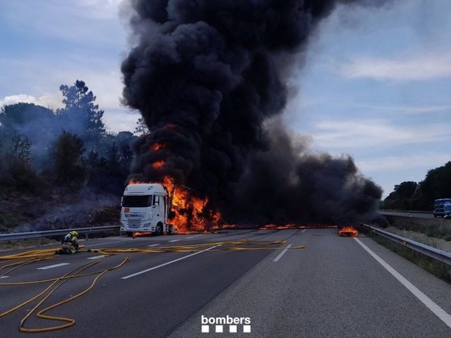 L'incendi d'un camió a l'AP-7 a l'altura de Vilobí d'Onyar (Girona)