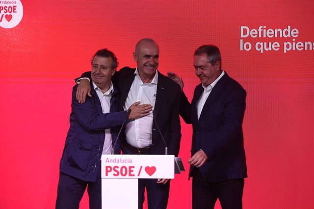 El secretario general del PSOE de Andalucía, Juan Espadas (d) junto al alcalde en funciones de Sevilla, Antonio Muñoz (c), y el secretario general del PSOE de Sevilla, Javier Fernández, (i).