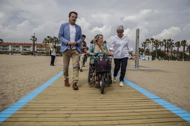 El edil de Movilidad Sostenible y Playas en funciones, Giuseppe Grezzi, en la presentación de la temporada de playas 2023 en València.  Pasarela de acceso al punto accesible de la playa del Cabanyal.