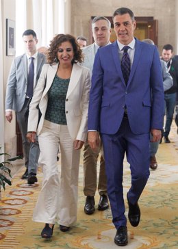 La vicesecretaria general del PSOE y ministra de Hacienda, María Jesús Montero, junto al presidente del Gobierno y secretario general socialista, Pedro Sánchez, en una imagen de 31 de mayo. 
