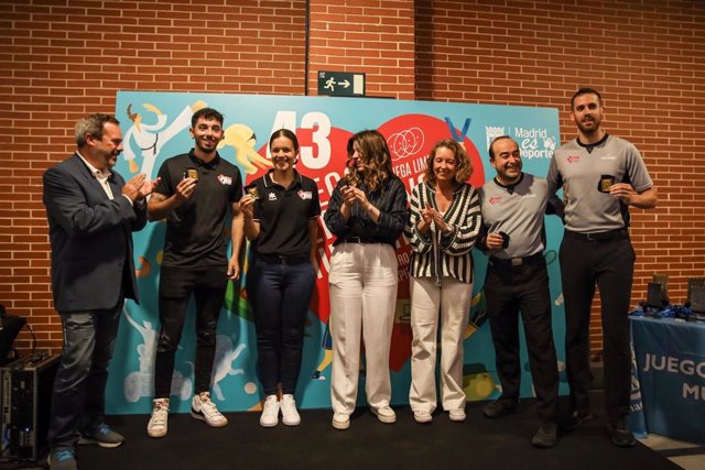 Miranda y Hernández de la Riva entregan los trofeos de la 43ª edición de los Juegos Deportivos Municipales.