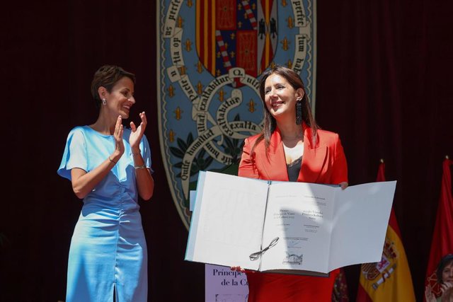 Dolores Redondo recibe el Premio Príncipe de Viana de la Cultura 2023 de manos de la presidenta del Gobierno de Navarra, María Chivite.