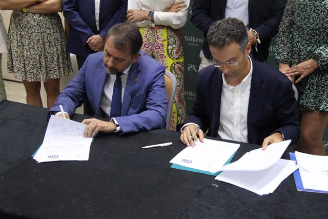 José Manuel Bermúdez (CC) y Carlos Tarife (PP)  firman un acuerdo de gobierno "por y para" Santa Cruz de Tenerife