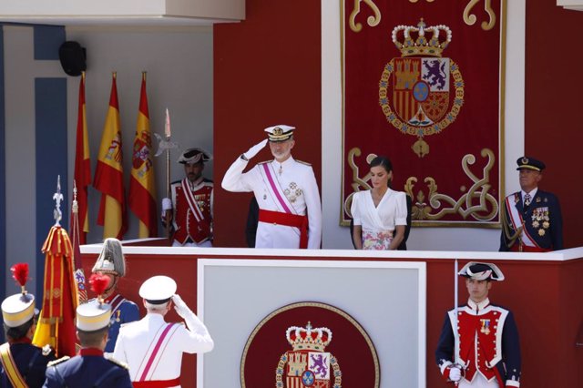 Los Reyes presiden el desfile de Día de las Fuerzas Armadas 2023, a 3 de junio de 2023 en Granada (Andalucía, España).