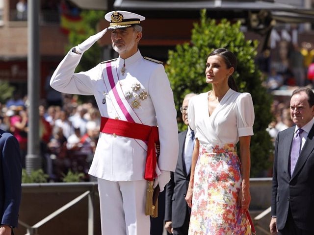 Los Reyes, Don Felipe y Doña Letizia, en el Desfile de las Fuerzas Armadas en Granada