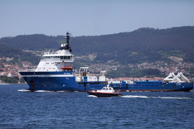 El buque de inspección del pecio del 'Villa de Pitanxo', el ‘Artabro’, a su salida del Puerto de Vigo, a 17 de mayo de 2023, en Vigo, Pontevedra, Galicia.