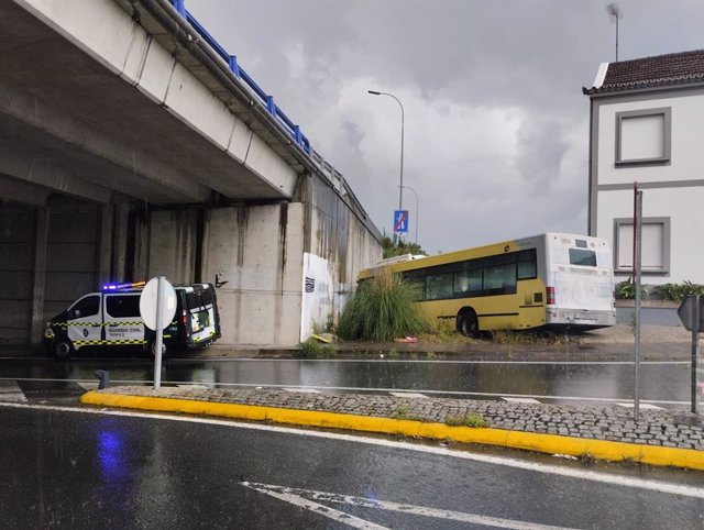 Herido el conductor de un autobus urbano en Santiago al salirse de la vía y chocar contra un puente de la AP-9