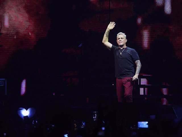 El cantante Alejandro Sanz durante su actuación en Navarra Arena, a 3 de junio de 2023, en Pamplona, Navarra (España).