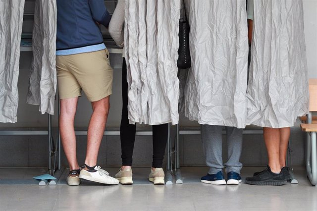 Varias personas ejercen su derecho al voto en el colegio electoral, a 28 de mayo de 2023, en Palma, Mallorca, Baleares (España). 