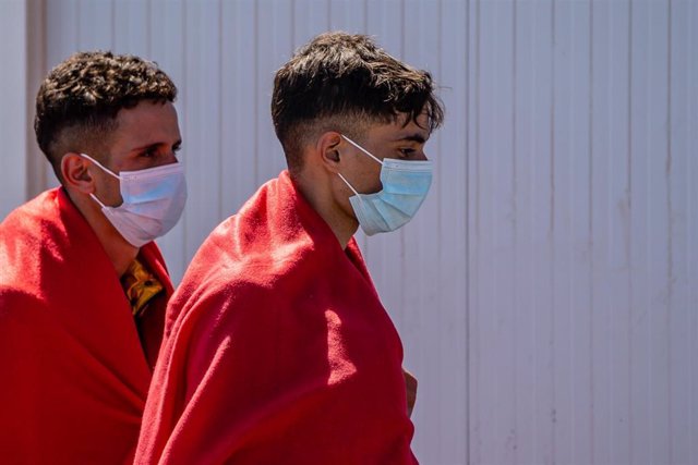 Archivo - Dos de los 34 migrantes que han sido rescatados por Salvamento Marítimo, cuando iban en una patera, en el Muelle de La Cebolla, a 1 de septiembre de 2021, en Lanzarote, Islas Canarias (España). La patera con los migrantes fue avistada al norte d