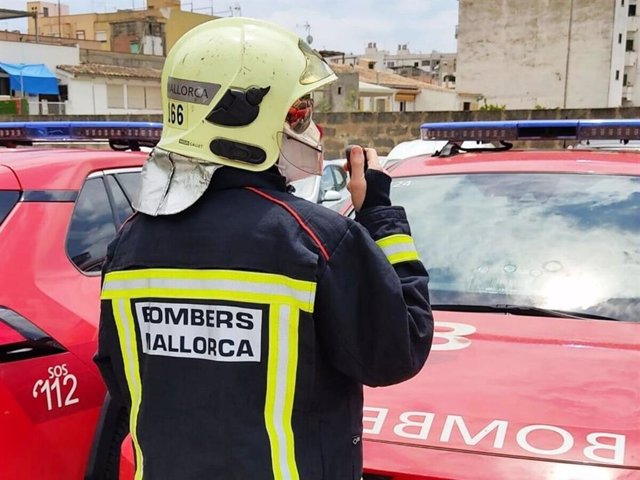 Archivo - Un bombero de Bomberos de Mallorca, de espaldas. Recurso. Archivo.