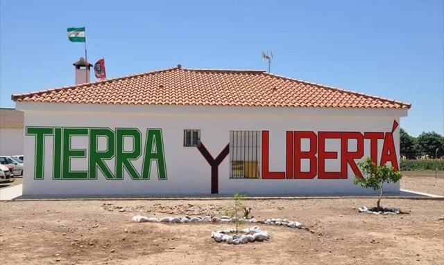 Mensaje que han dejado los jornaleros del SAT en una de las instalaciones de la finca pública de Somonte.