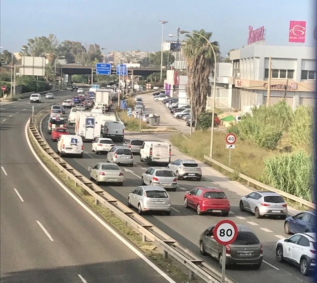 Retenciones tras un incendio de un camión en la A-7