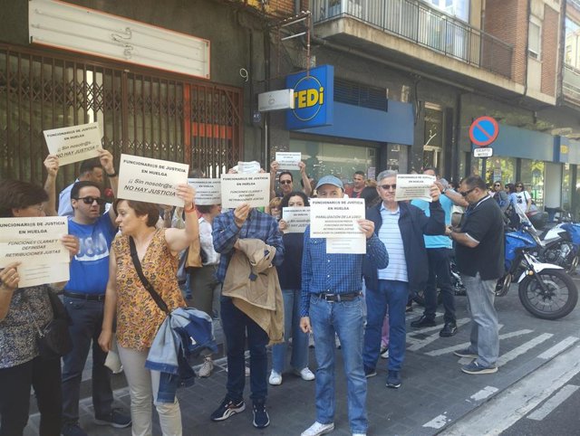 Concentración de funcionarios de Justicia ante la sede de los juzgados de Primera Instancia, en la calle Nicolás Salmerón de Valladolid.