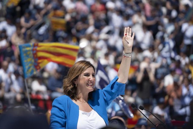 La ganadora de las elecciones del 28M en València y futura alcaldesa de la ciudad por el PP, María José Catalá, en el mitin de su formación ofrecido en la Plaza de Toros de la capital valenciana el 21 de mayo. 