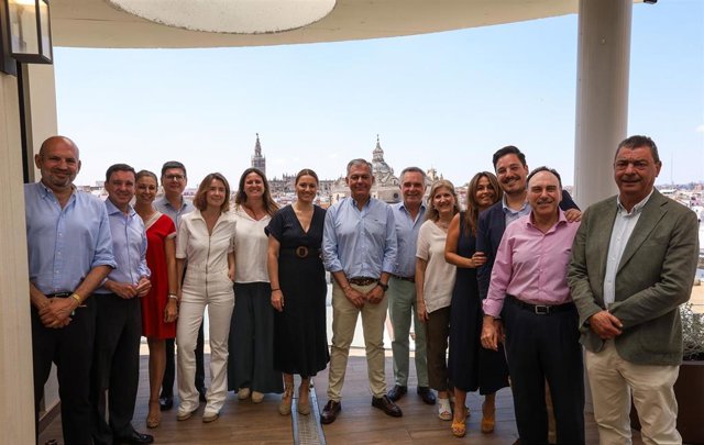 El alcalde electo de Sevilla, José Luis Sanz, en el centro de la imagen, con los concejales electos por el PP.