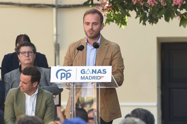 Archivo - El candidato del PP a la Alcaldía de Arganda del Rey, Alberto Escribano, interviene durante un acto de precampaña del Partido Popular, a 5 de mayo de 2023, en Alcalá de Henares, Madrid (España). 