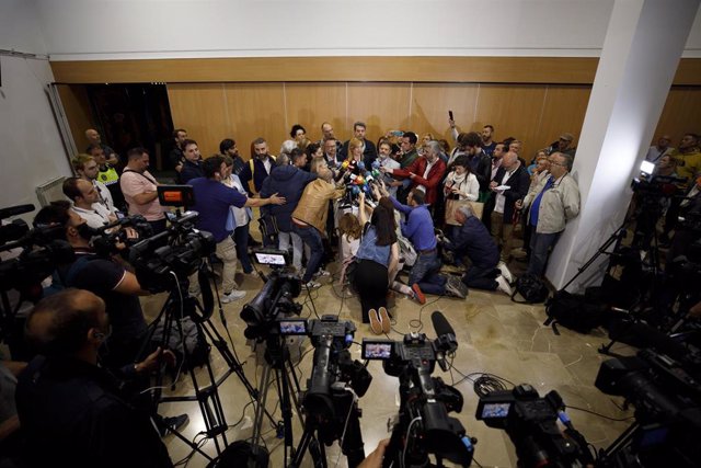 La alcaldesa de Maracena, Berta Linares, atendiendo a los medios tras levantarse el secreto de sumario por el caso del secuestro de la concejal socialista de Maracena Vanessa Romero. Archivo.