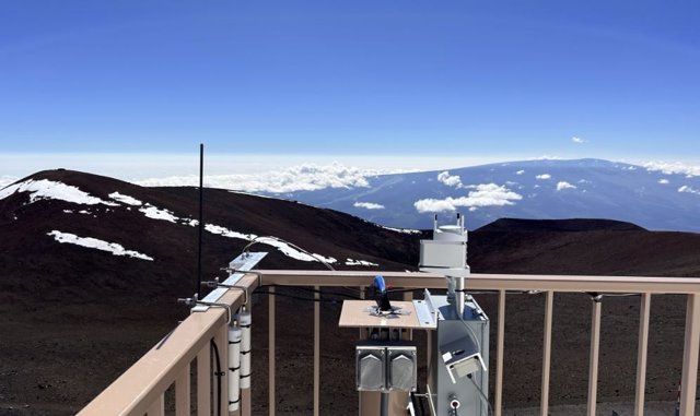 Esta foto muestra el tubo de entrada de aire del analizador Picarro de la NOAA, que se instaló en la plataforma del edificio de los Observatorios de Maunakea el 8 de diciembre de 2022.