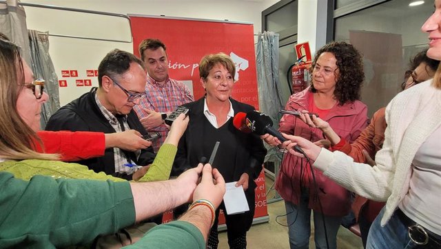 La cabeza de lista del PSOE al Ayuntamiento de Teruel, Rosa López Juderías, tras comunicar a la Comisión Ejecutiva del PSOE-Ciudad de Teruel su renuncia al acta de concejal